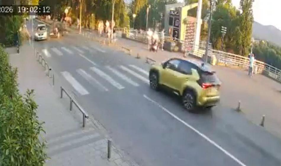 Z avtom trčil v mamo z dvema otrokoma, petletnica umrla
