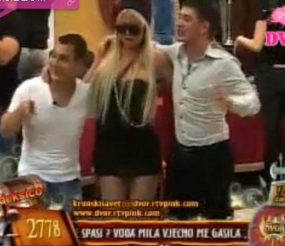 Z Urško v Dvoru zagotovo ni bilo dolgočasno. (Foto: Youtube)