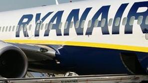 Ryanair je med aprilom in septembrom ustvaril za 77 odstotkov manj dobička kot v