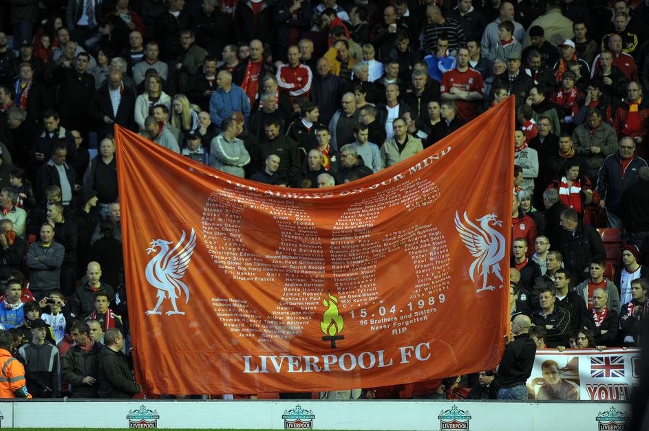 Hillsborough ostaja v spominu Liverpoolovih navijačev. (Foto: EPA)