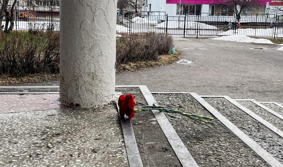 Učenec v šoli zabodel učiteljico, ta je poškodbam podlegla