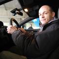 Inštruktor varčne in varne vožnje Tilen Holynski s svojimi nasveti pomaga tekmov