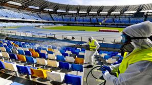 tribuna maska koronavirus