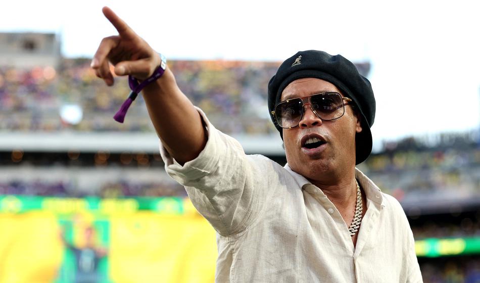 Ronaldinho pristal pri sosedih in potrdil vrnitev v nogomet