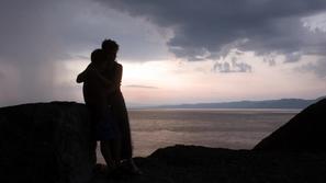 Sredozemski veter, ki na široko piha čez vrhove morskih valov, povzroča razdražl