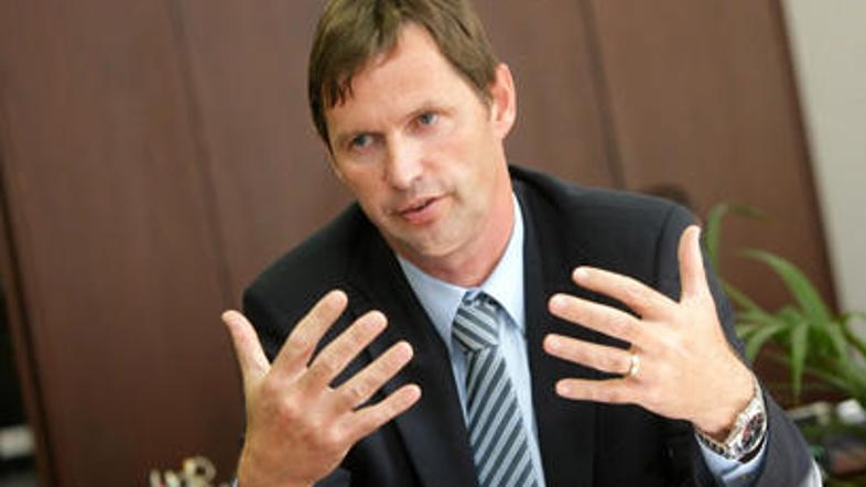 Razpravljati o višini neto plače in jo postavljati v ospredje pomeni, da s tem n