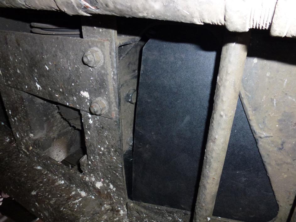 Cigarete so skrili pod sanitarije vlaka.