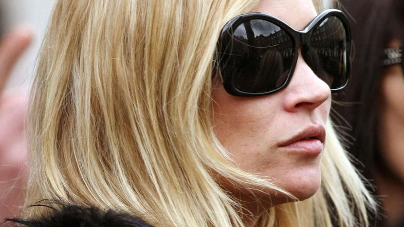 Kate se s fantom zabava po internetu, medtem ko popijeta na litre alkohola. (Fot