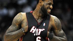 LeBron James bo adut v napadu, pomagal pa bo tudi kriti Nowitzkega. (Foto: Reute