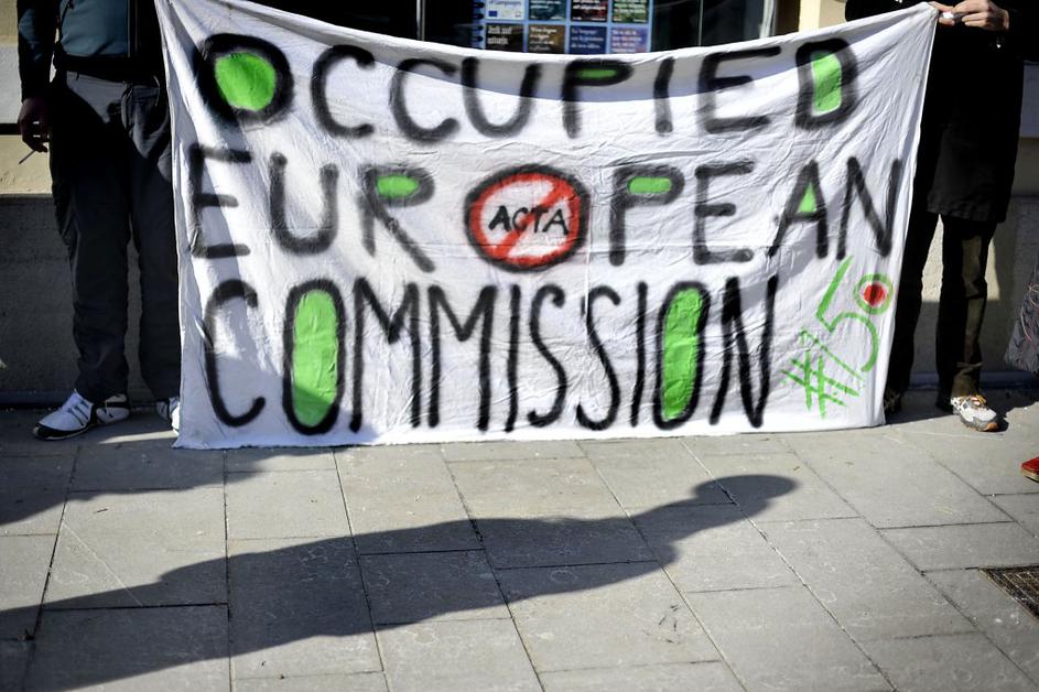 Protest proti Acti pred stavbo Evropske komisije v LJubljani