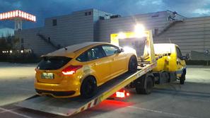 zbor ljubiteljev predelanih in športnih vozil v Mariboru