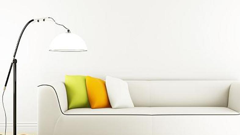 Dolgočasno belino prekinjajo okrasne blazine živih barv.