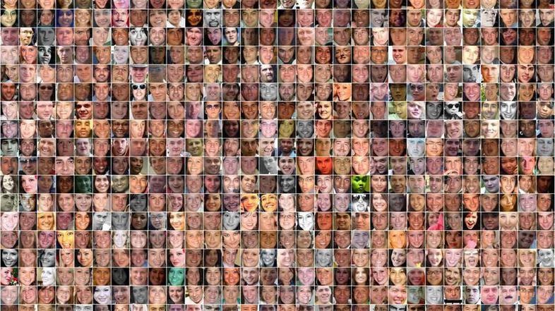 Vsa dela na razstavi je zasnoval kot offline instalacije v mešanih medijih, ki p