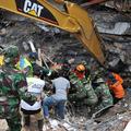 Reševalci v Indoneziji med izkopavanji večinoma najdejo le še trupla, po ocenah 