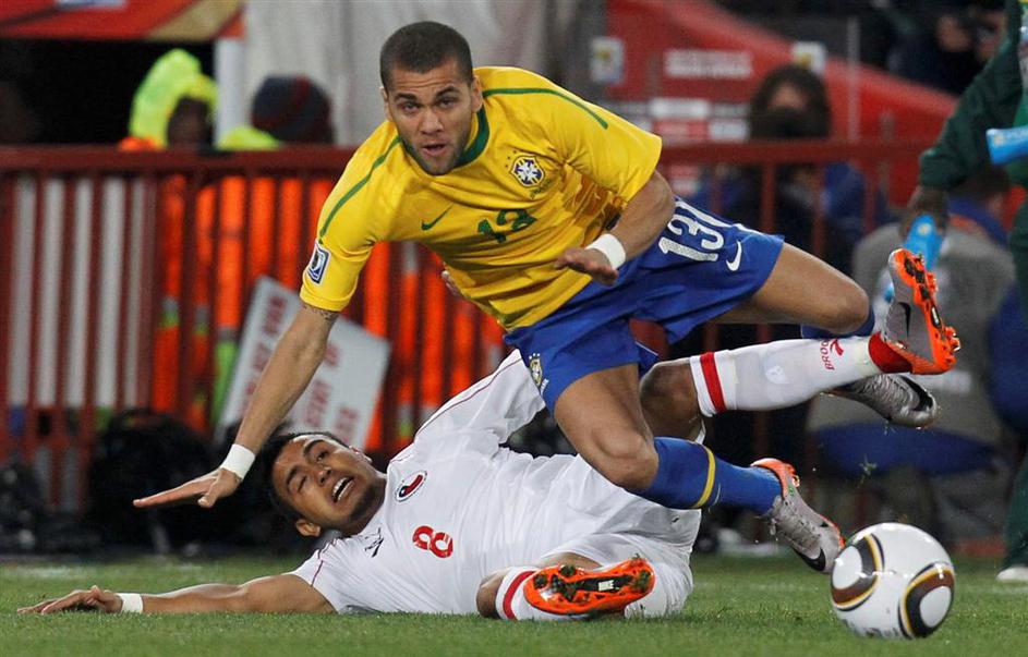 Daniel Alves Arturo Vidal