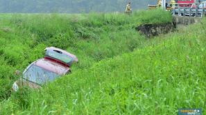 Prometna nesreča, vozilo v jarku