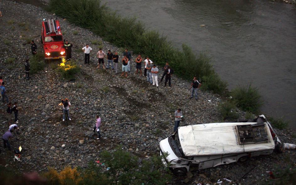 nesreča, Albanija, avtobus, prepad