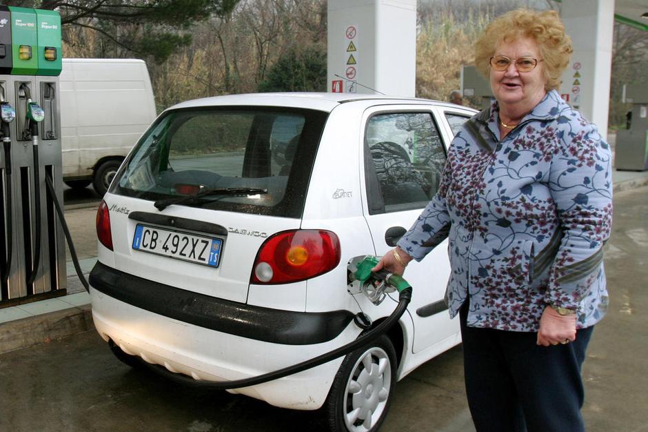 Ne glede na to, da Italijani pogosto točijo gorivo na naših obmejnih črpalkah, j | Avtor: Žurnal24 main