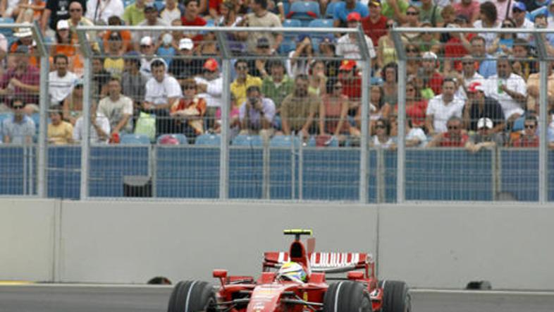 Pred polnimi tribunami je Massa odpeljal za desetko.