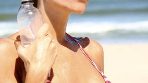 Najbolje se boste ohladili z vodo. (Foto: iStockphoto)