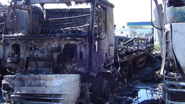 Policija še raziskuje, zakaj so tovornjaki zagoreli.