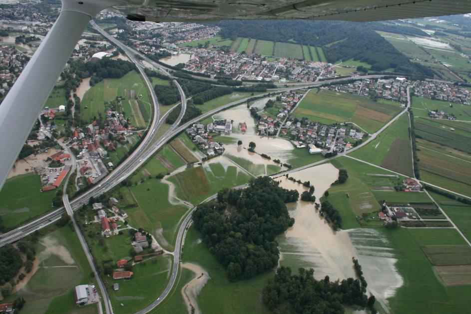 Takole je videti poplavljena Ljubljana iz zraka. (Foto: Andraž Sodja)