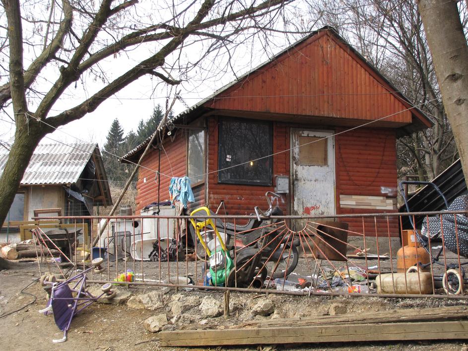 Prebivalci zgornjega Žabjaka (na fotografji) v spodnjem Brezju, ki je legalni de