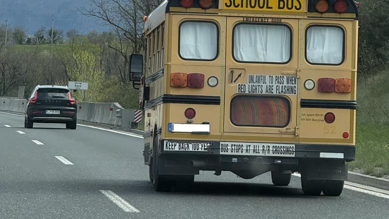 School bus, ameriški šolski avtobus, opažen na slovenski avtocesti