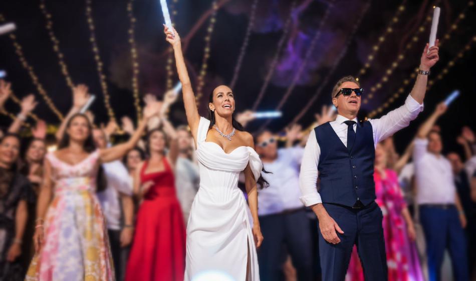 Tuji medij: "2026 vam želimo, da vas nekdo gleda, kot se gledata zakonca Golob"