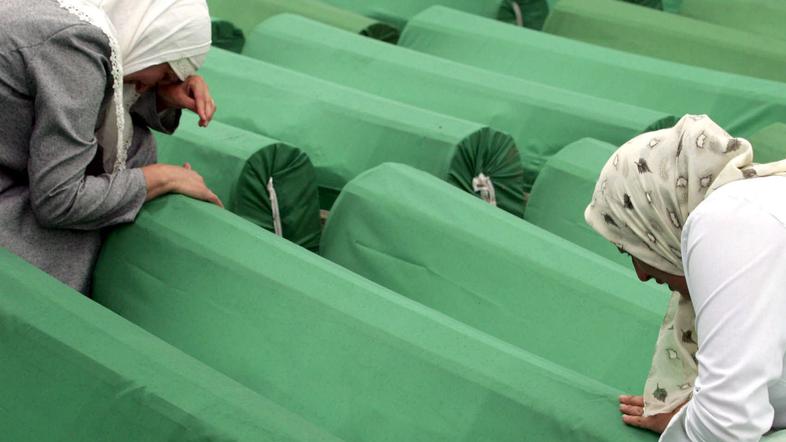 Po padcu enklave v srbske roke so enote bosanskih Srbov ubile najmanj 8000 moški