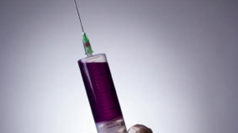 Moški se ''špikajo'' proti otrokom.