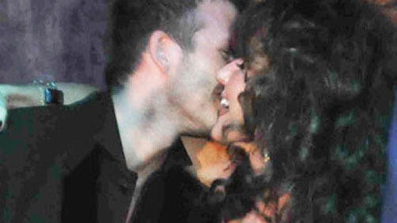 David se je v objemu vročekrvne Gabrielle vidno zabaval.