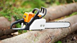 Motorna žaga na hlodu 