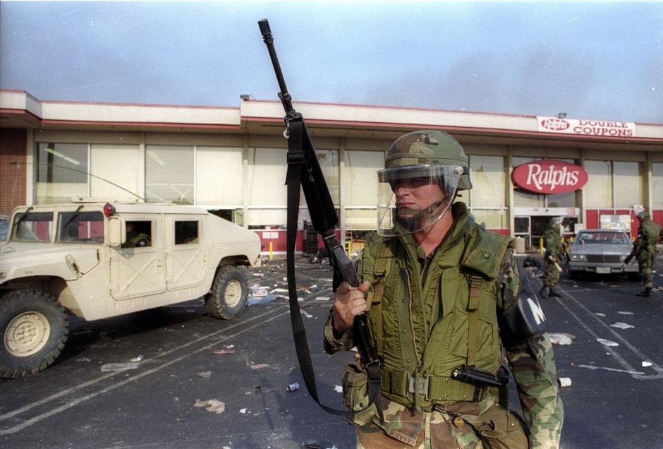 Vojak v Los Angelesu med izgredi leta 1992. | Avtor: Reuters