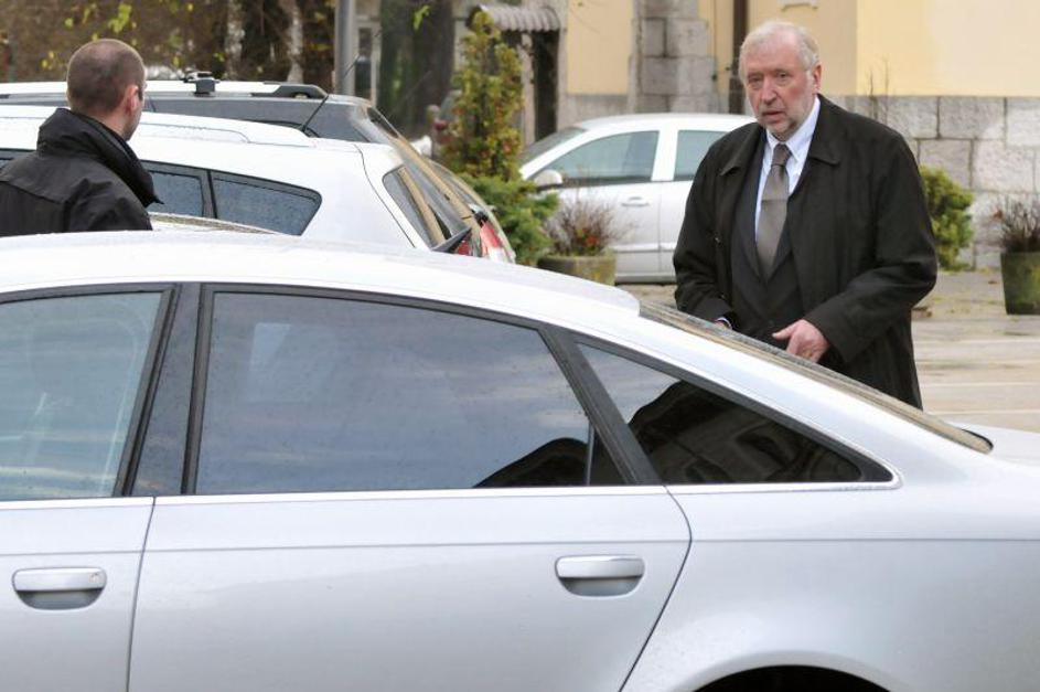 Rupel meni, da je bila "zadeva s službenim vozilom raziskana in končana že davno