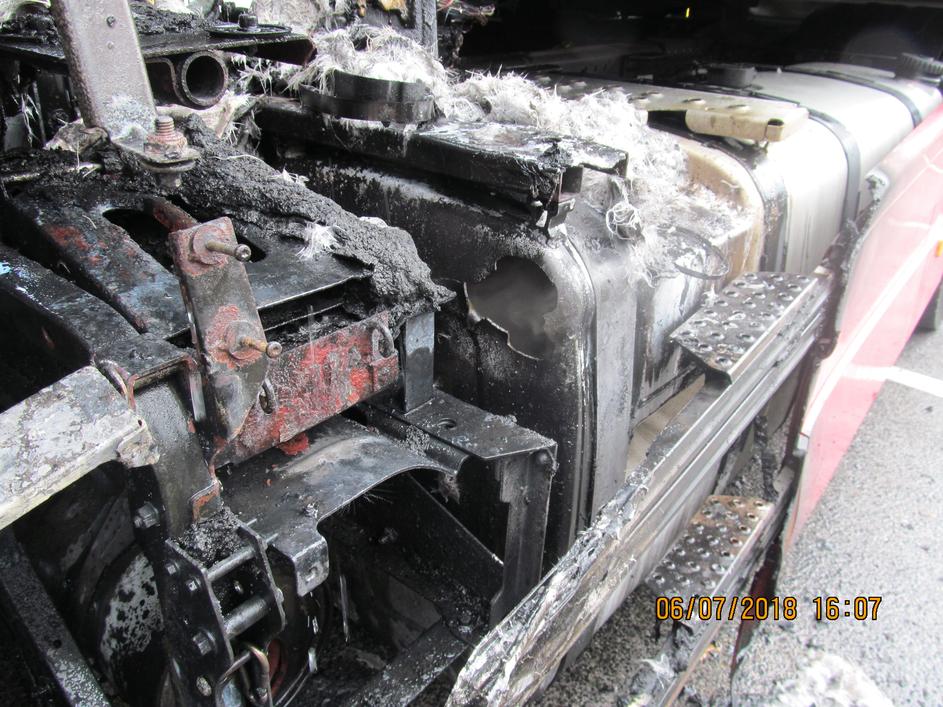 Zagorelo tovorno vozilo s priklopnikom