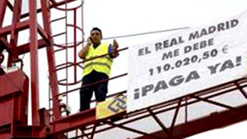 Carlos Mateo je na sila nenavaden način svetu povedal koliko denarja mu dolguje 