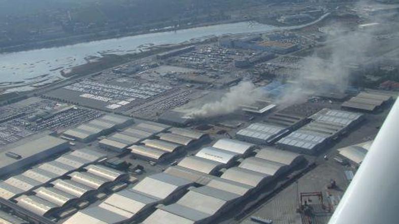 Letalski posnetek požara v koprskem skladišču (posnel naš bralec)