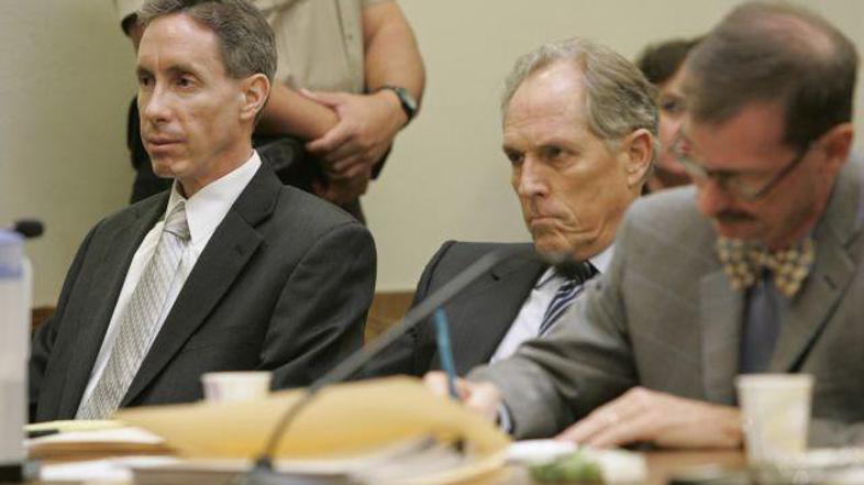 Warren Jeffs (levo) s svojimi odvetniki med sojenjem