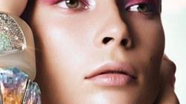 Poleti se poigrajte z barvami, oči lahko poudarite z rožnato.