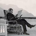 Adolf Hitler med bralno seanso pri rezidenci Berghof