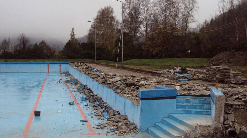 Brestaniški bazen je trenutno razdejan, ob novi kopalni sezoni pa bo kot nov. (F