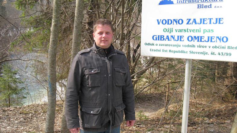Gorjanski župan Peter Torkar pred vhodom v vodno zajetje Ovčje jame reke Radovne