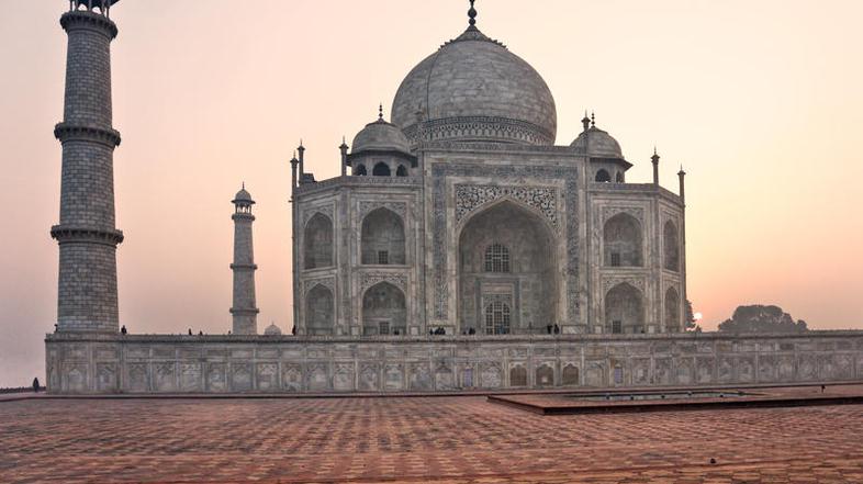 Mavzolej Tadž Mahal. ki stoji v indijski zvezni državi Agra, je dal šah Džahan v