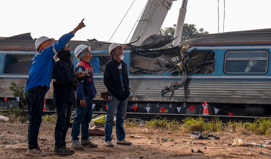 Huda železniška nesreča: Vlak je trčil v žrjav