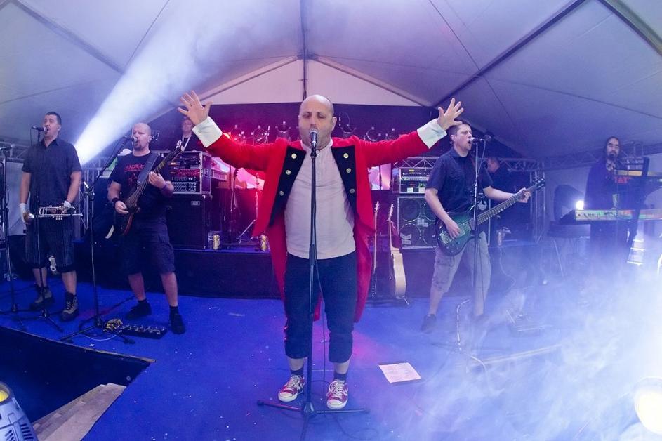 Slovenci žurali v smučarskem raju