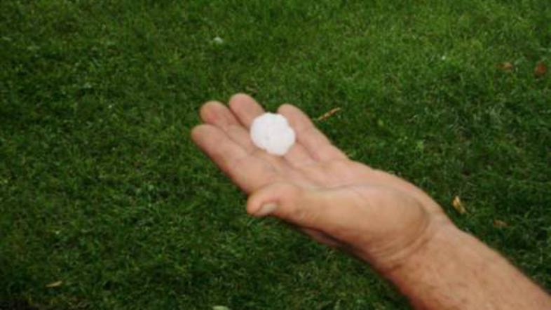 V petek nas lahko spet doleti toča.