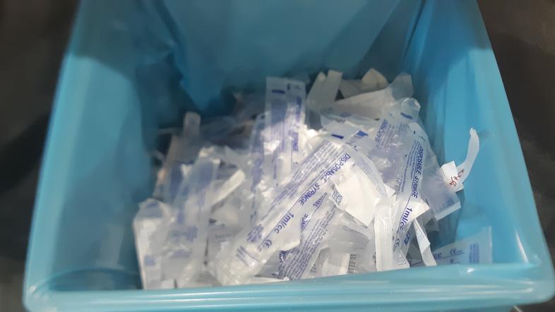 Embalaža uporabljenih brizg po cepljenju s covidom-19, Kranj