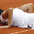 Francesca Schiavone (Italija) v strastnem poljubu s peskom Roland Garrosa.