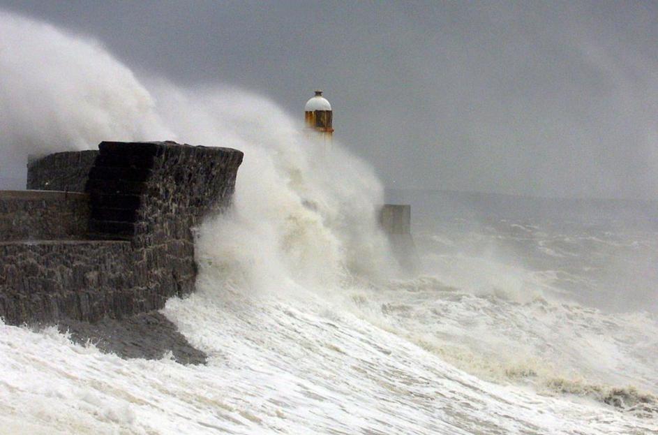 Valovito morje ob valižanski obali.